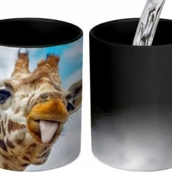 Korting ???? OneMillionMugs Magische Mok - Foto Op Warmte Mokken - Koffiemok - Giraffe - Grappig - Tong - Kinderen - Jongens - Meisjes - Kind - Magic Mok - Beker - 350 ML - Theemok - Sinterklaas Decoratie - Uitdeelcadeautjes Voor Kinderen - Schoencadeautjes Sinterklaas ????
